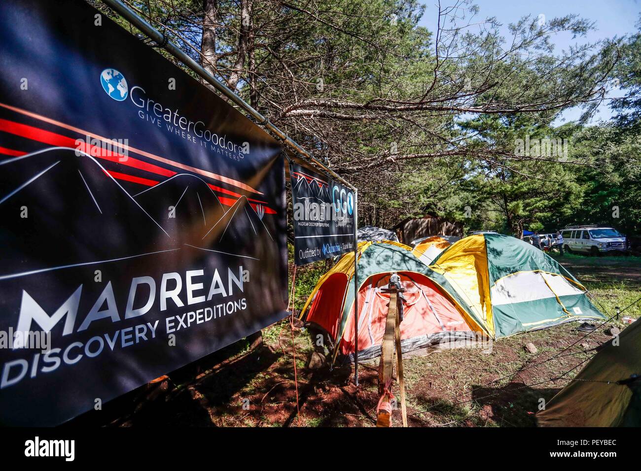 Tiendas de campaña. Campamento de la MDE en la  La Cueva De Tres Ríos,  Sonora, Mexico. Bosque.  Tents. MDE camp in La Cueva De Tres Ríos, Sonora, Mexico. Forest.   Expedición Discovery Madrense de GreaterGood ORG que recaba datos que  sirven como información de referencia para entender mejor las relaciones biológicas del Archipiélago Madrense y se usan para proteger y conservar las tierras vírgenes de las Islas Serranas Sonorenses. Expedición binacional aye une a colaboradores  de México y Estados Unidos con experiencias y especialidades de las ciencias biológicas  variadas, con la intención  Stock Photo