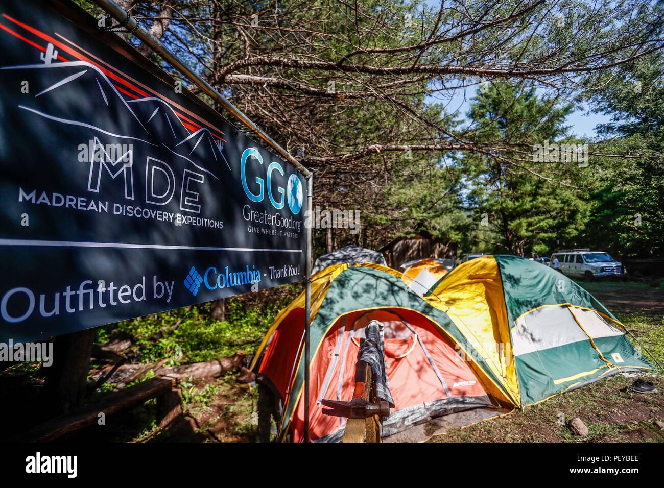 Tiendas de campaña.  COLUMBIA Campamento de la MDE en la  La Cueva De Tres Ríos,  Sonora, Mexico. Bosque. Tents. MDE camp in La Cueva De Tres Ríos, Sonora, Mexico. Forest.   Expedición Discovery Madrense de GreaterGood ORG que recaba datos que  sirven como información de referencia para entender mejor las relaciones biológicas del Archipiélago Madrense y se usan para proteger y conservar las tierras vírgenes de las Islas Serranas Sonorenses. Expedición binacional aye une a colaboradores  de México y Estados Unidos con experiencias y especialidades de las ciencias biológicas  variadas, con la i Stock Photo