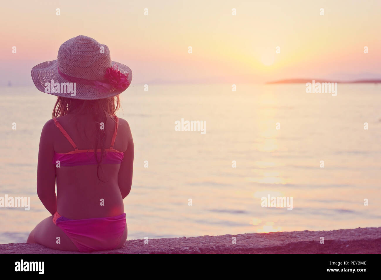 Girl watching sea sunset hi-res stock photography and images - Alamy