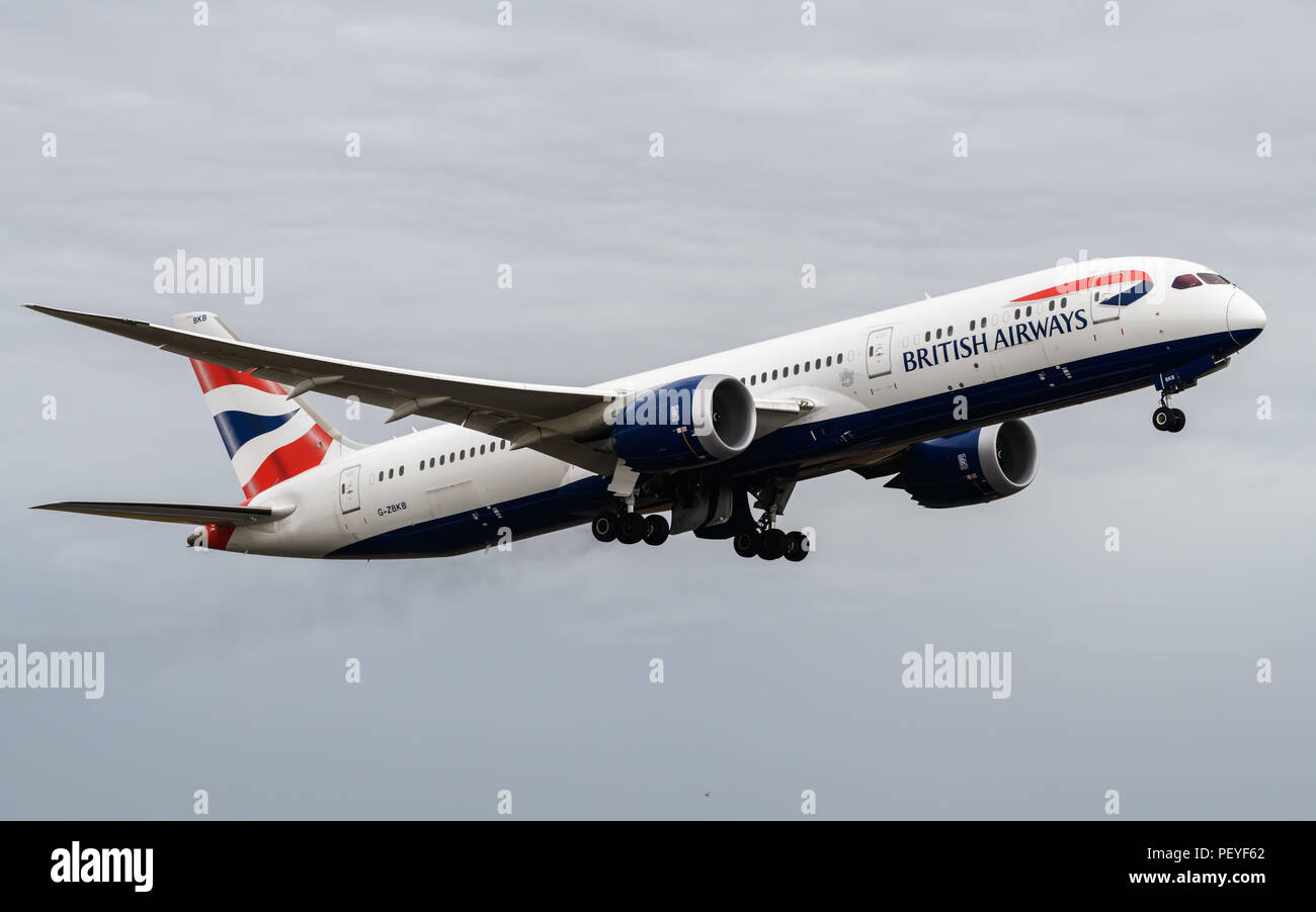 British Airways Boeing 787 Dreamliner flying Stock Photo Alamy