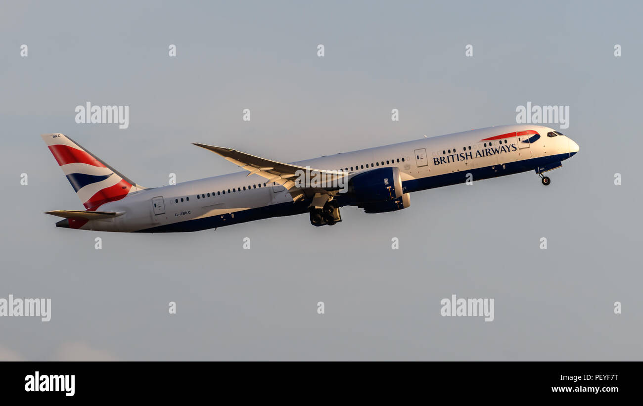 British Airways Boeing 787 Dreamliner flying Stock Photo Alamy
