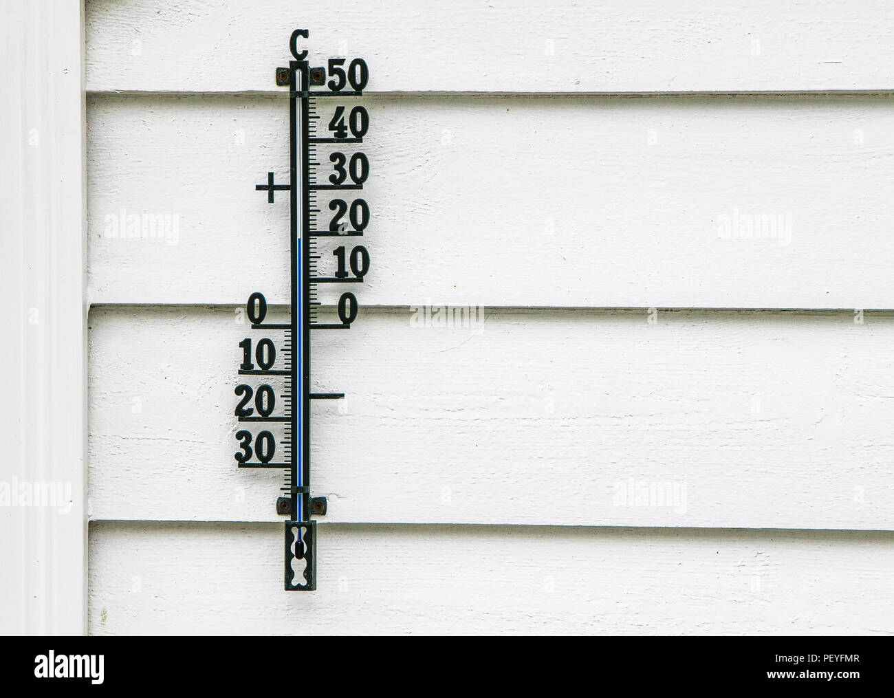 Premium Photo  Outdoor thermometer near abstract house building 3d  rendering