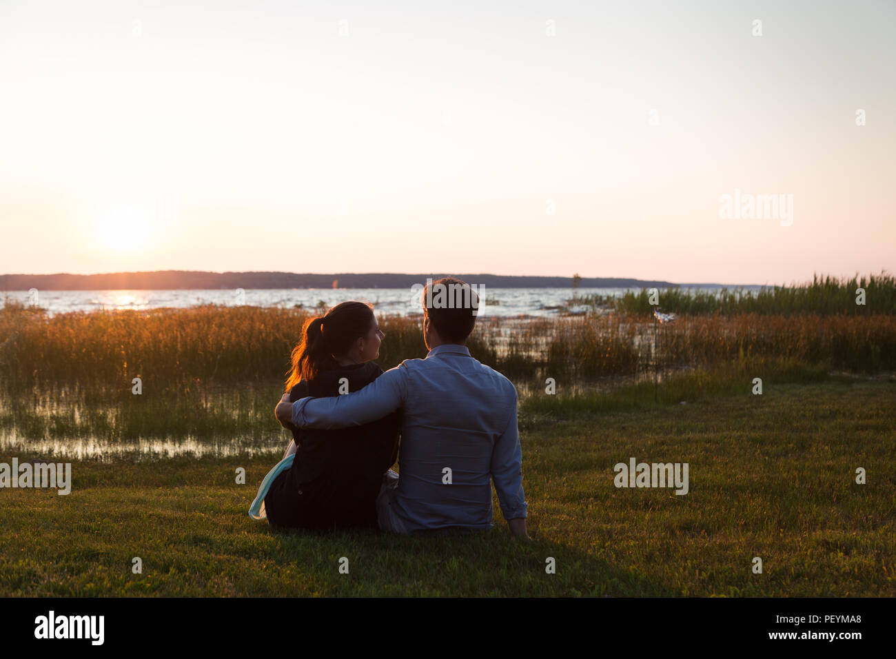 Man and woman watching sunset hi-res stock photography and images - Alamy