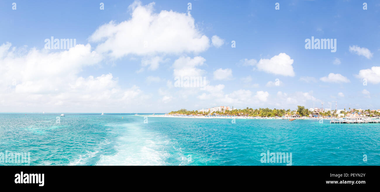 The view of the tropical island, and the surrounding ocean, of Isla