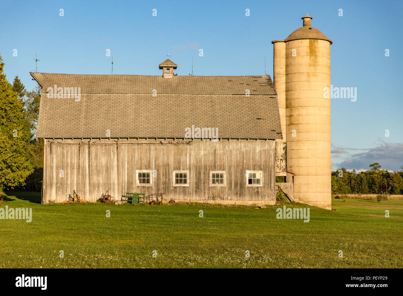 White barn with silo in rural Wisconsin Stock Photo Alamy