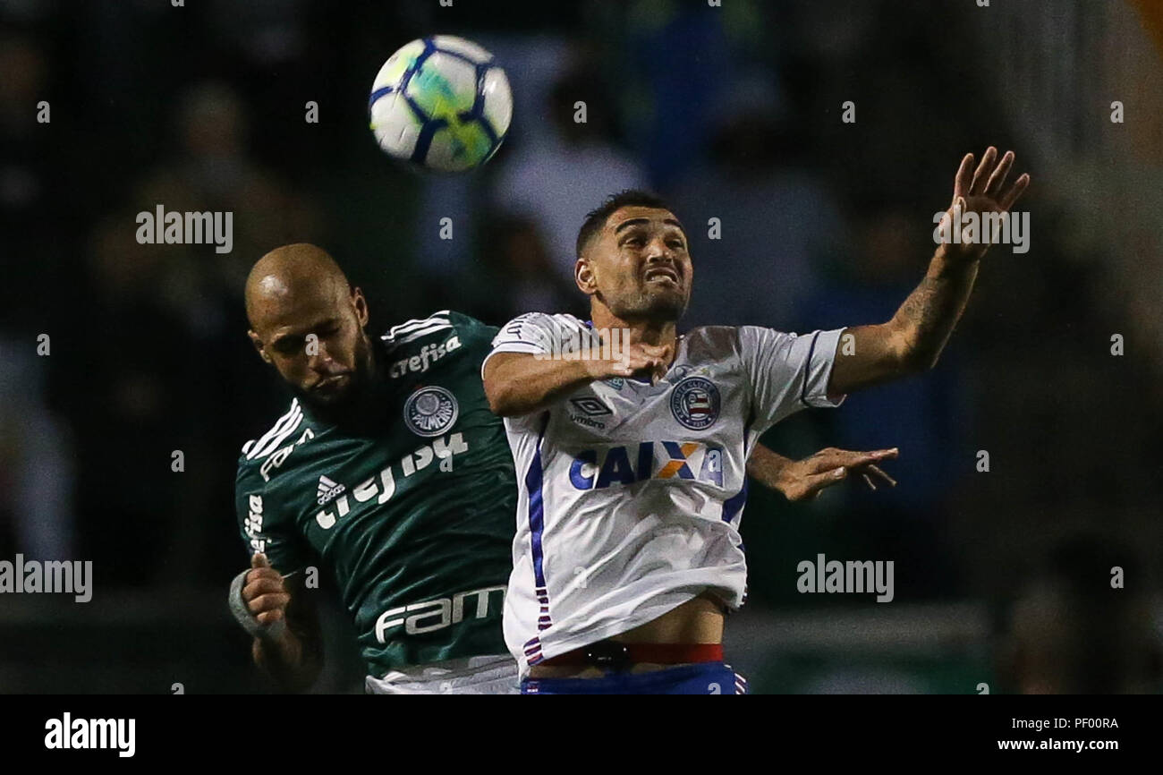 São Paulo, Brazil. 16th August 2018. PALMEIRAS X BAHIA - The player Felipe Melo, from SE Palmeiras, plays the ball with player Gilberto, from EC Bahia, during a match valid for the quarterfinals of the Brazilian Cup at Pacaembu Stadium. (Photo: Cesar Greco/Fotoarena) Credit: Foto Arena LTDA/Alamy Live News Stock Photo