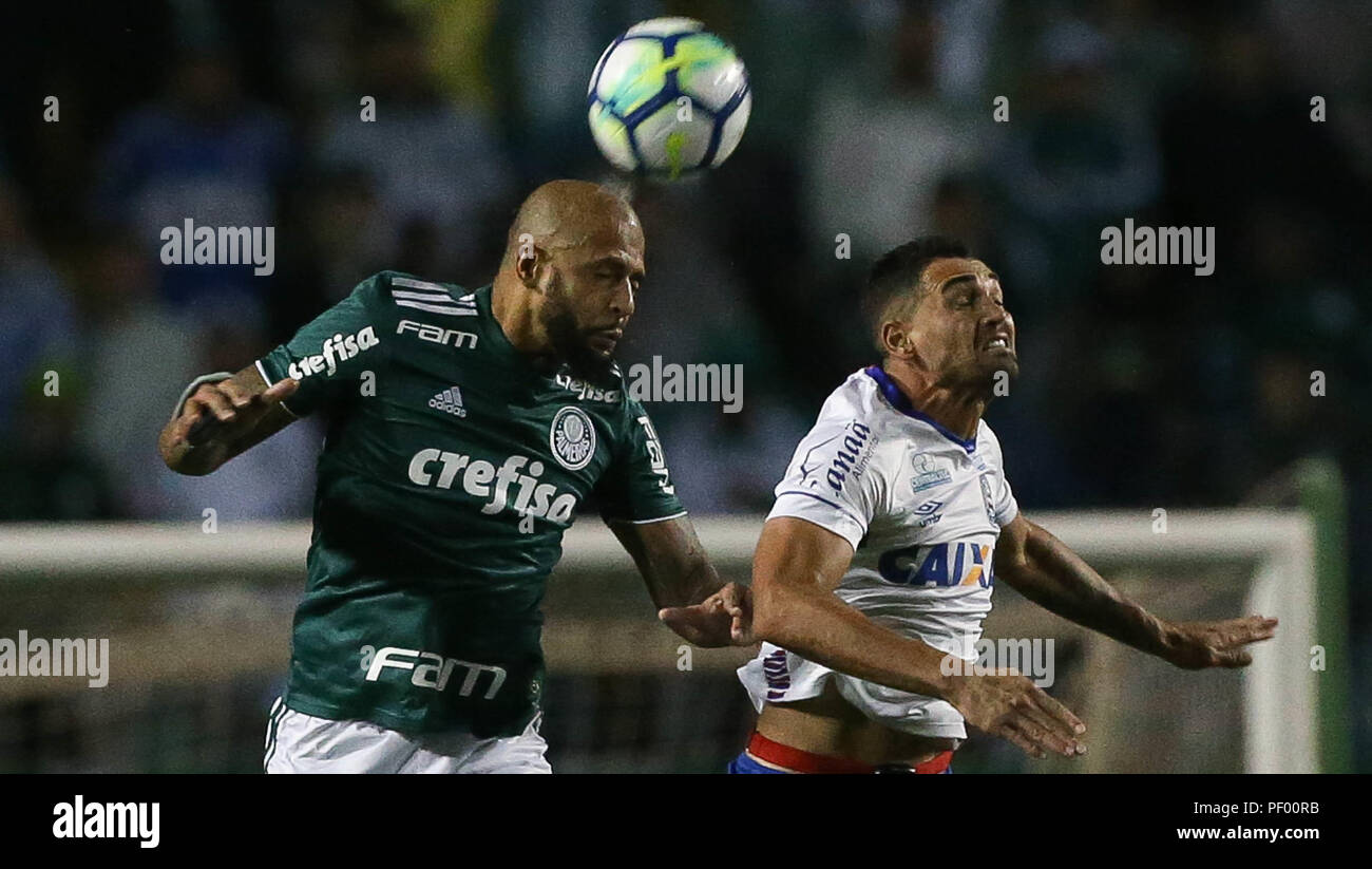 São Paulo, Brazil. 16th August 2018. PALMEIRAS X BAHIA - The player Felipe Melo, from SE Palmeiras, plays the ball with player Gilberto, from EC Bahia, during a match valid for the quarterfinals of the Brazilian Cup at Pacaembu Stadium. (Photo: Cesar Greco/Fotoarena) Credit: Foto Arena LTDA/Alamy Live News Stock Photo