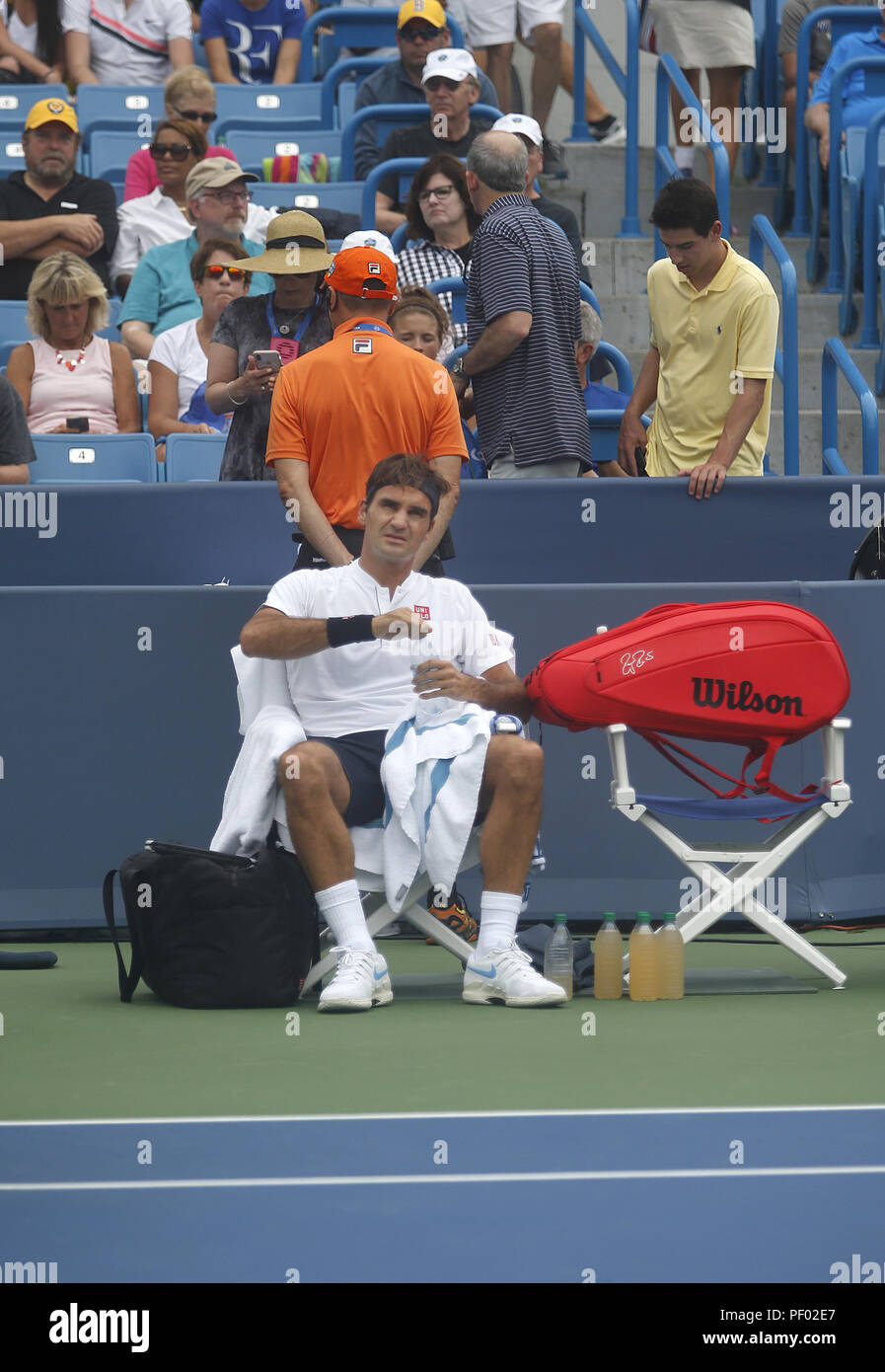 Mason, Ohio, USA. 17th Aug, 2018. Roger Federer takes a water break in  between sets while playing Leonardo Mayer at the Western and Southern Open  at the Lindner Family Tennis Center in