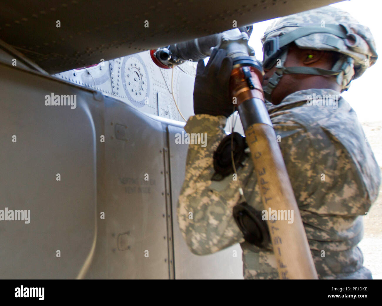 Ah 64 apache helicopter fuel hires stock photography and images Alamy