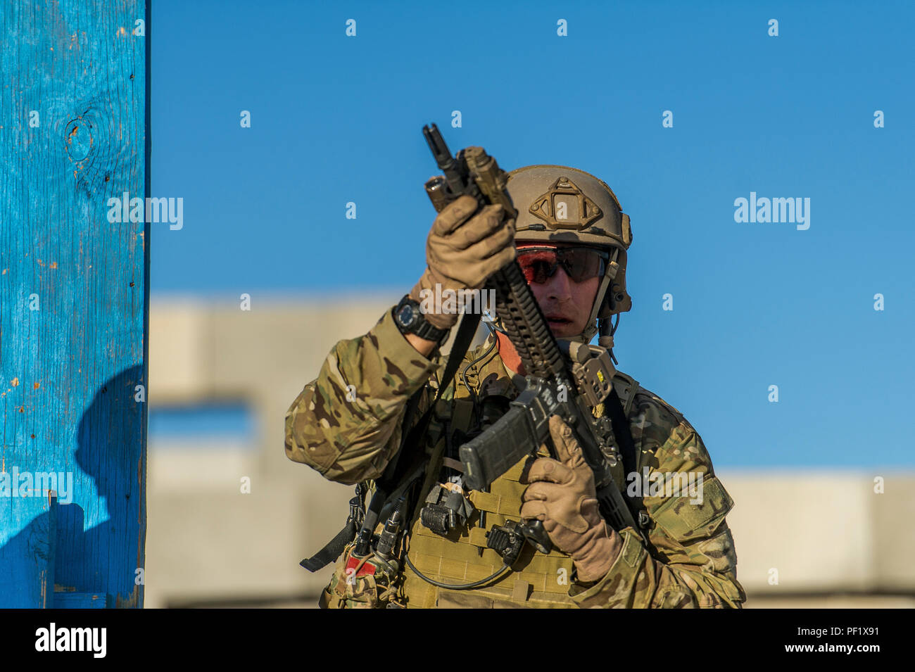 Soldier silhouette beret hi-res stock photography and images - Alamy