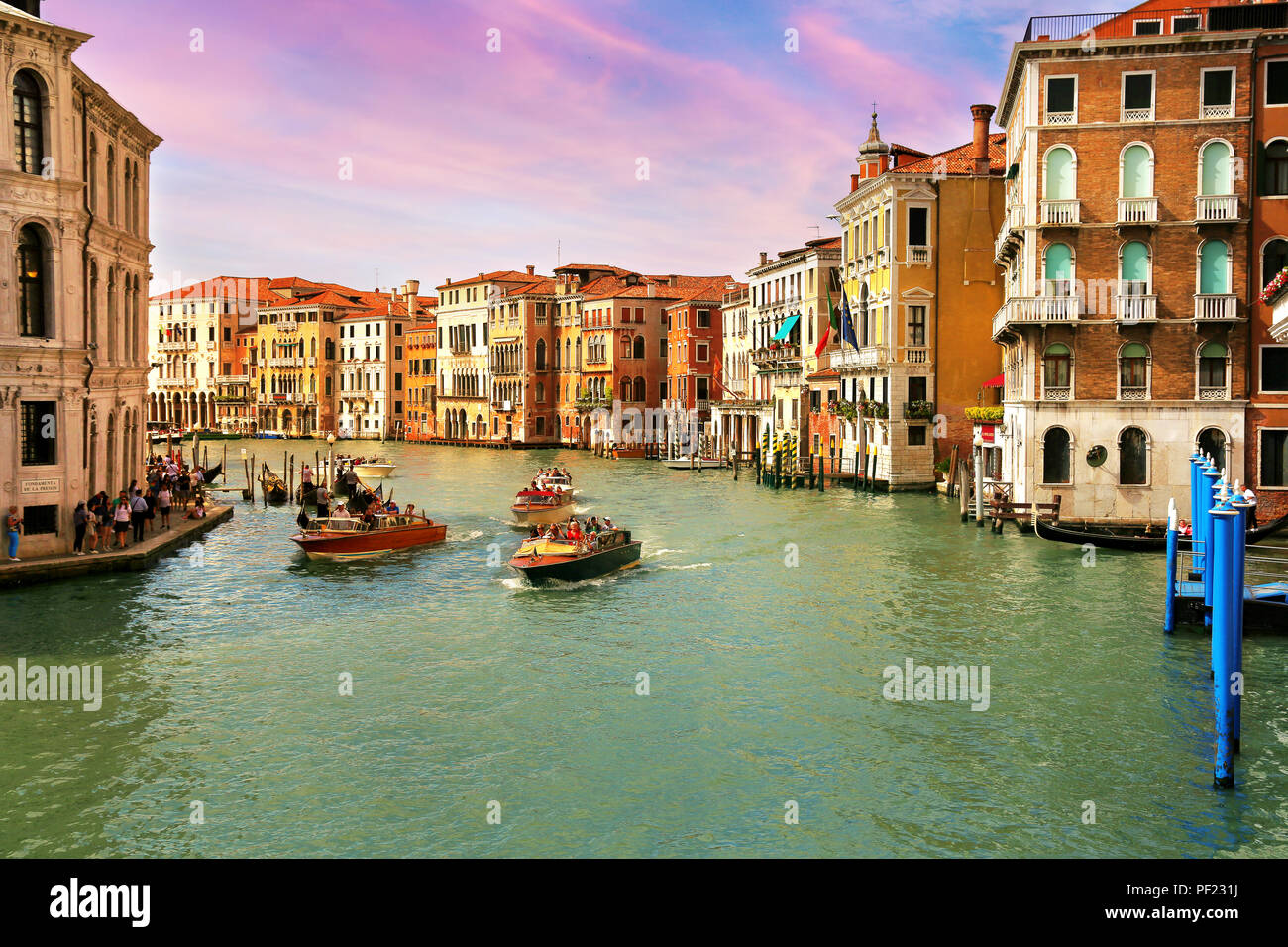 Sunset gondola boats grand canal hi-res stock photography and images ...