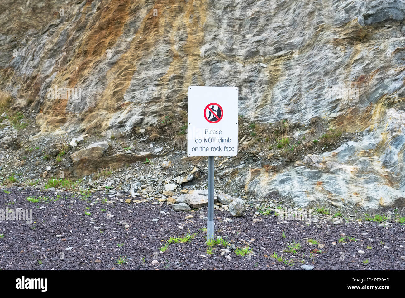 Climbing prohibited sign hi-res stock photography and images - Alamy