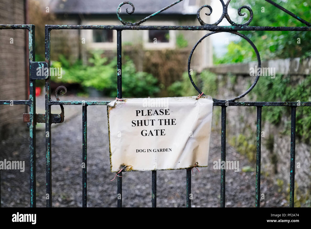 Please shut the gate sign at entrance to residential garden Stock Photo