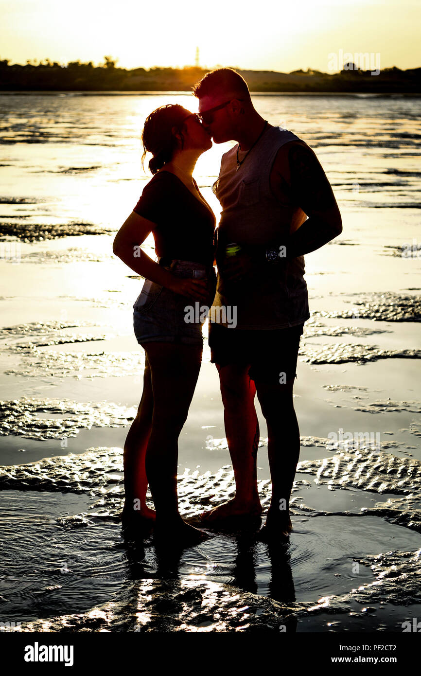 Couple kissing silhouette hi-res stock photography and images - Alamy
