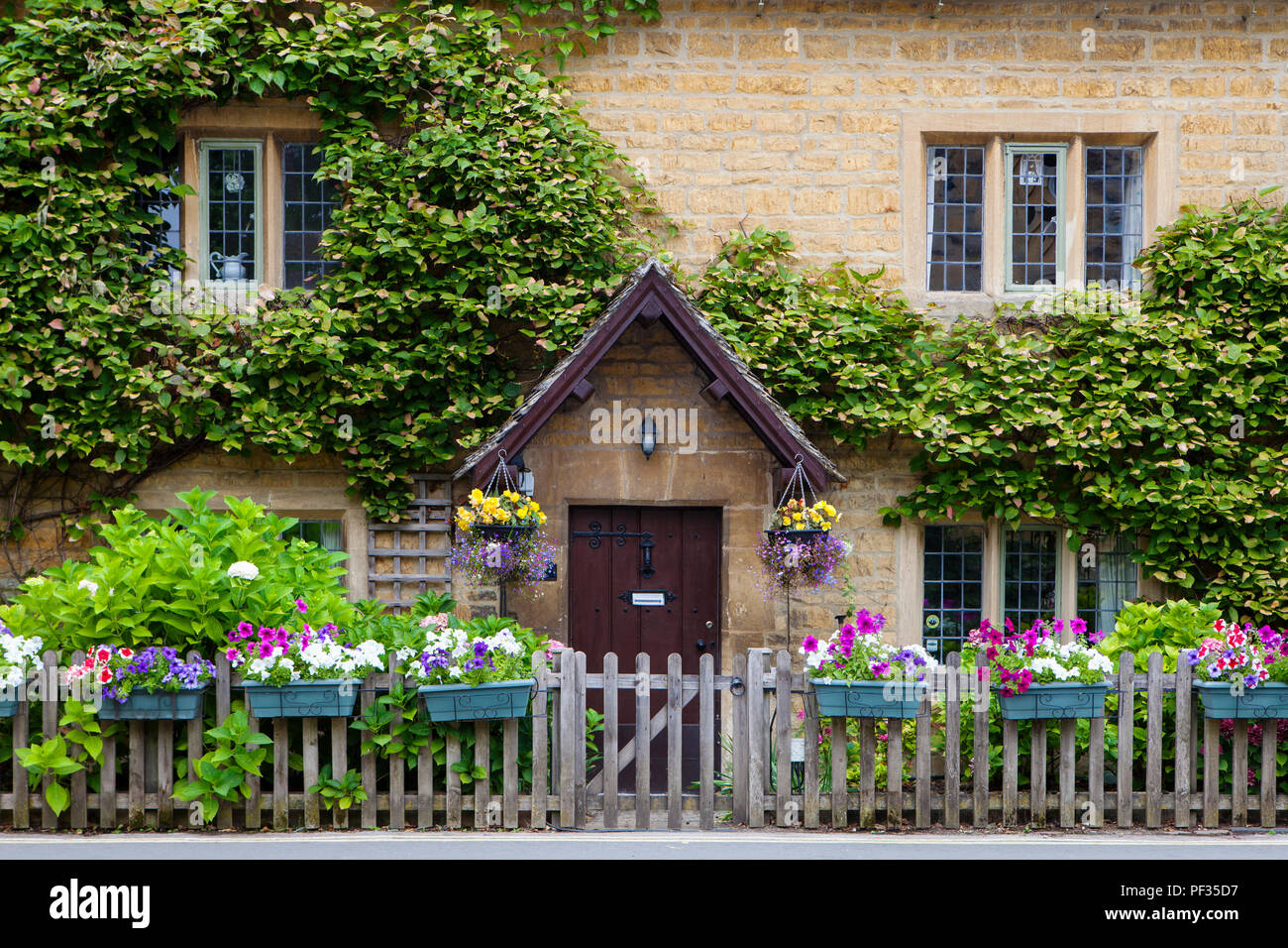 BourtonontheWater, UK 8th August 2018 Colorful front gardene in