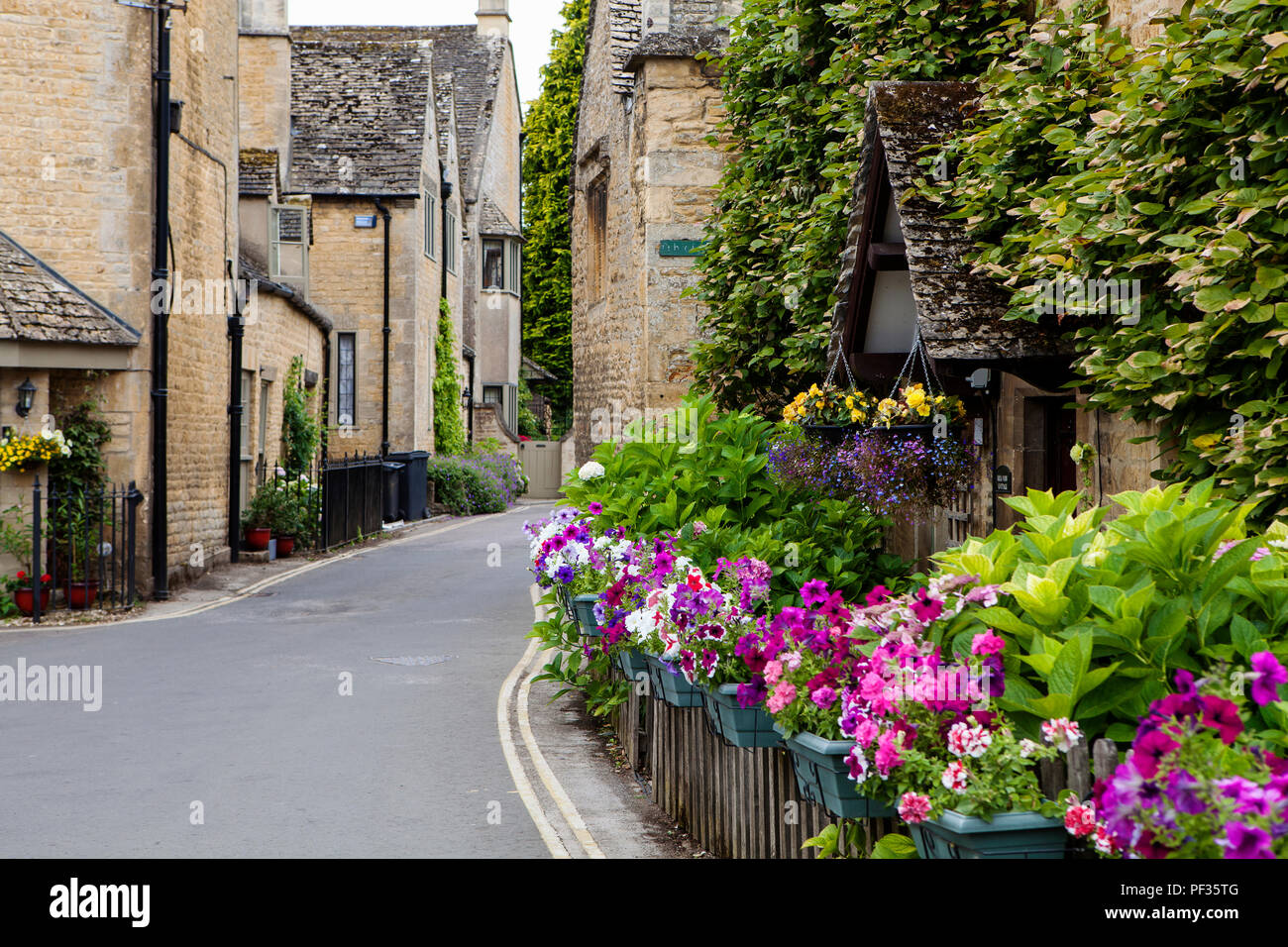 Quintessential english garden hires stock photography and images Alamy