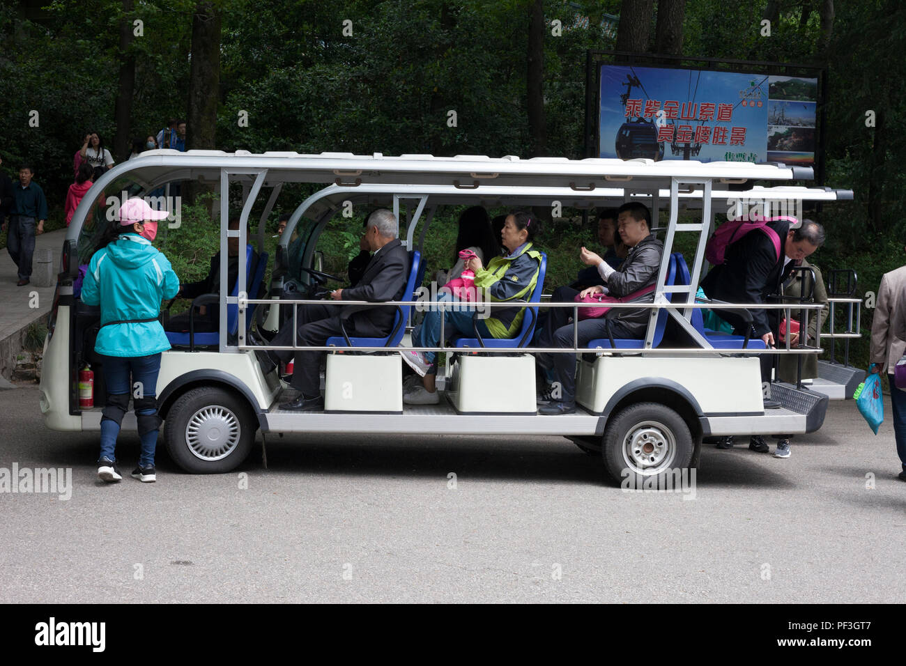 Nanjing, Jiangsu, China.  People Transport at the Sun Yat-sen Mausoleum Grounds. Stock Photo