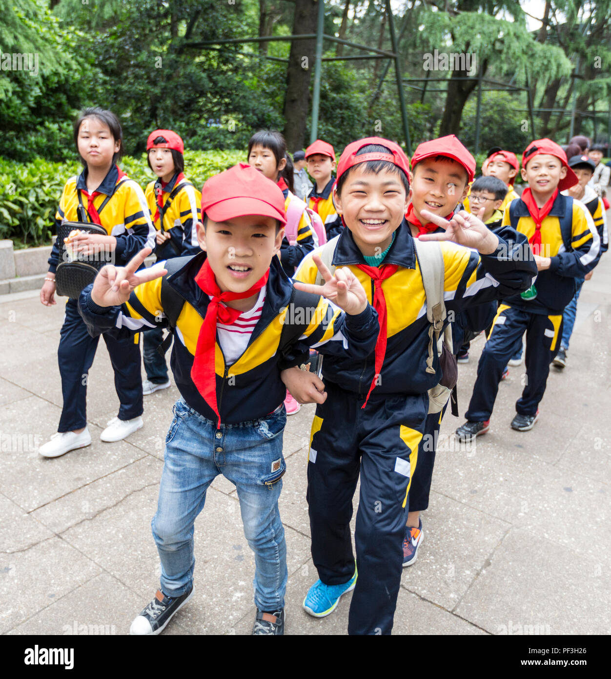 Nanjing, Jiangsu, China.  Chinese Schoolchildren Approaching the  Sun Yat-sen Mausoleum. Stock Photo