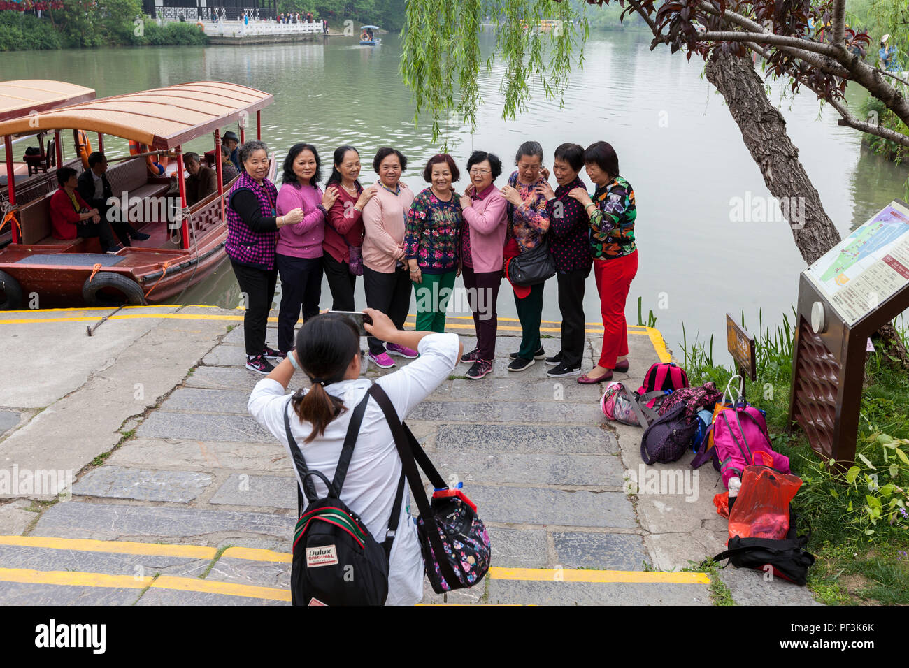 Yangzhou, Jiangsu, China.  Slender West Lake Park, Taking Photo of a Group of Friends. Stock Photo