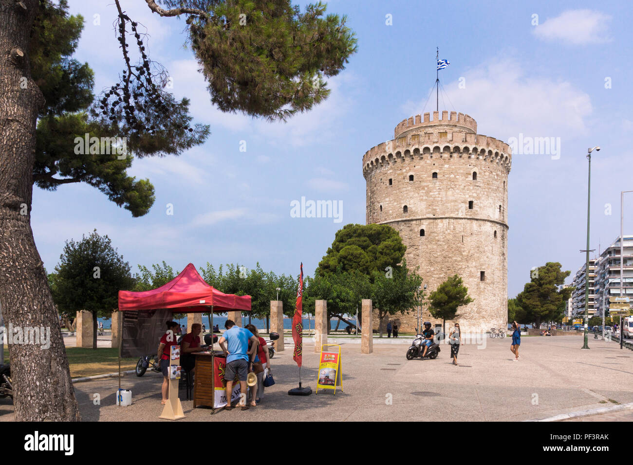 The White Tower of Thessaloniki, a landmark Ottoman fortress and former prison and a popular tourist destination in Greece Stock Photo