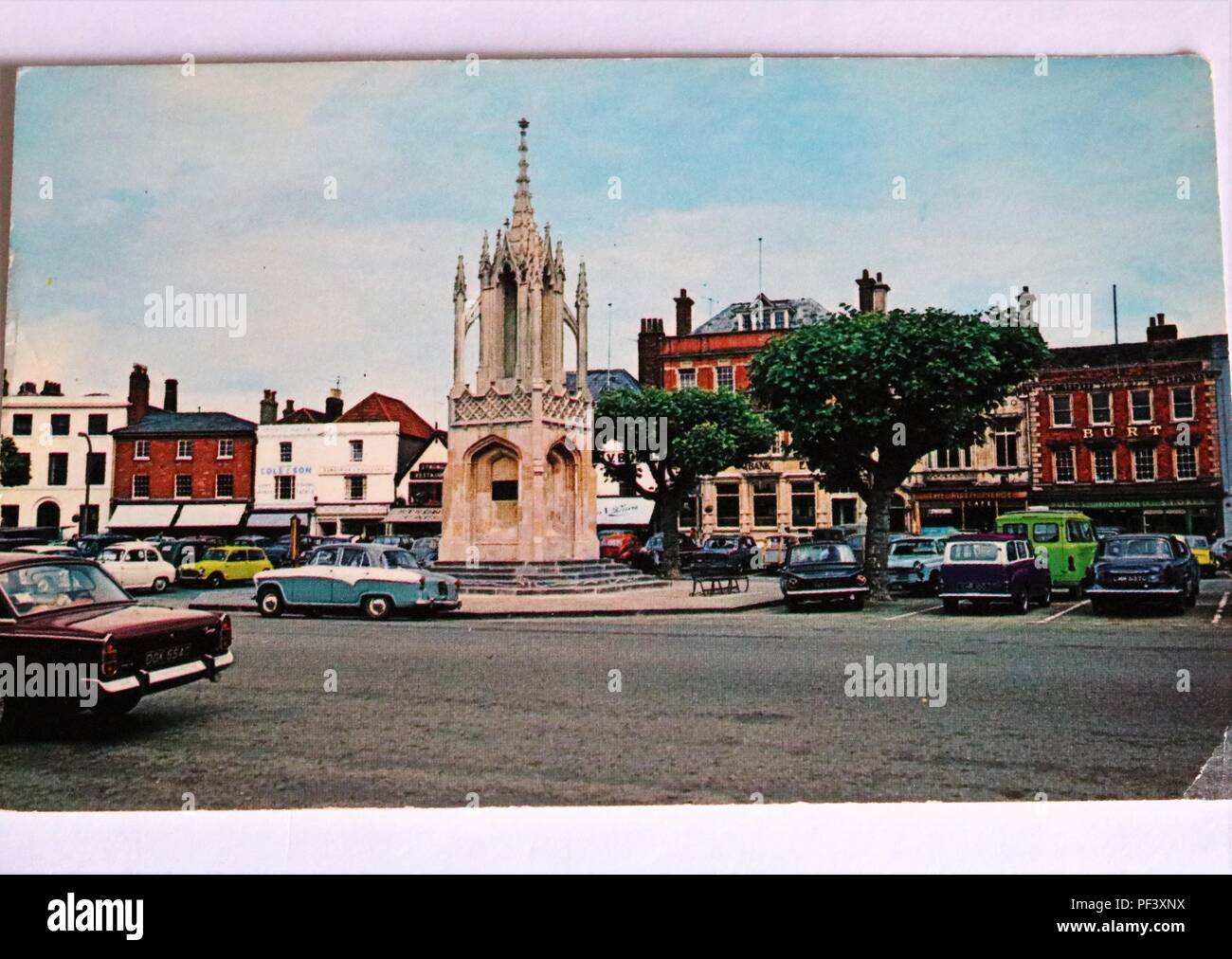 1960s Early colour photo postcard showing The Market Cross, Devizes, UK with old vehicles parked up Stock Photo
