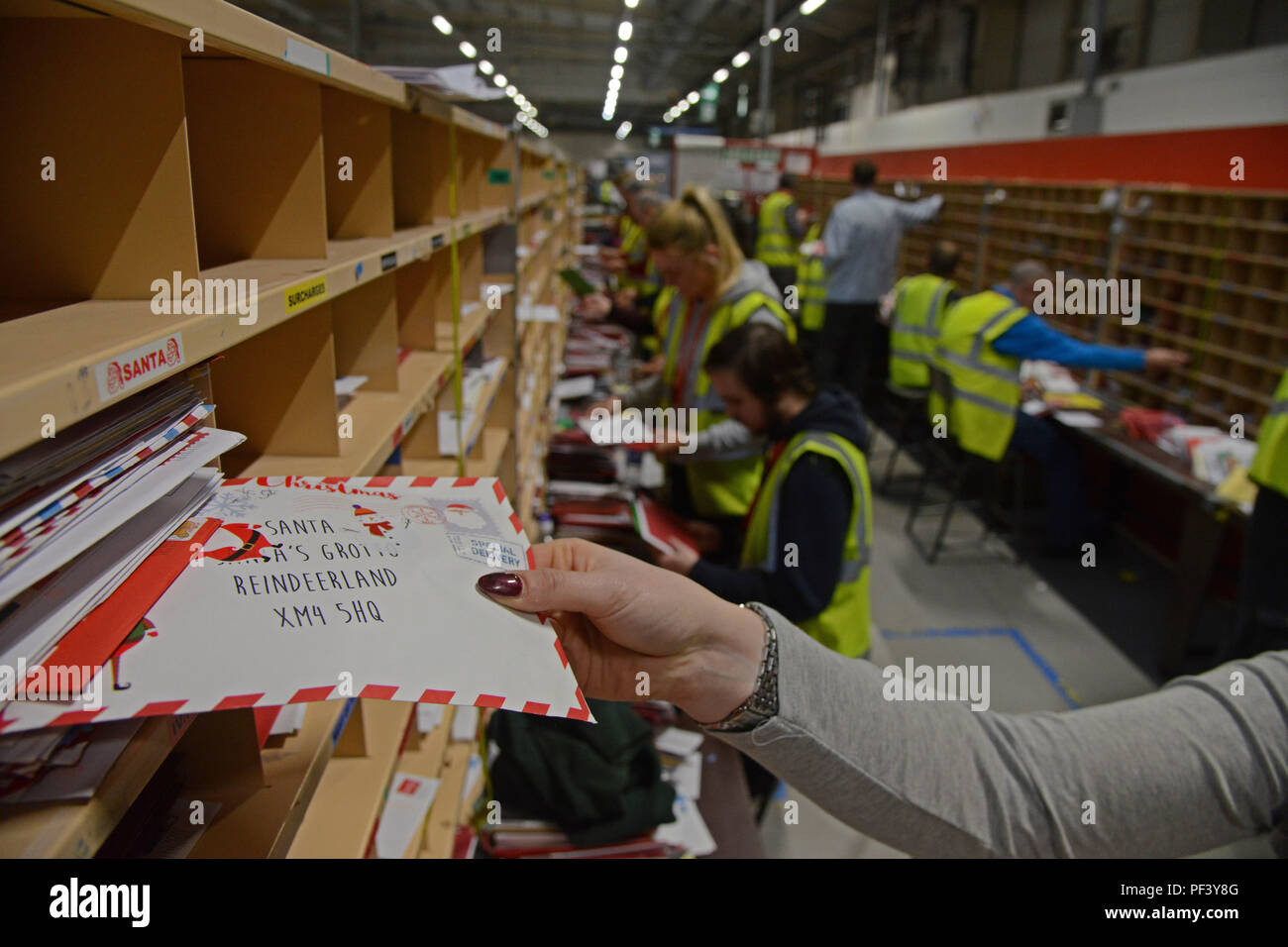 Royal mail sorting delivery office hi-res stock photography and images ...