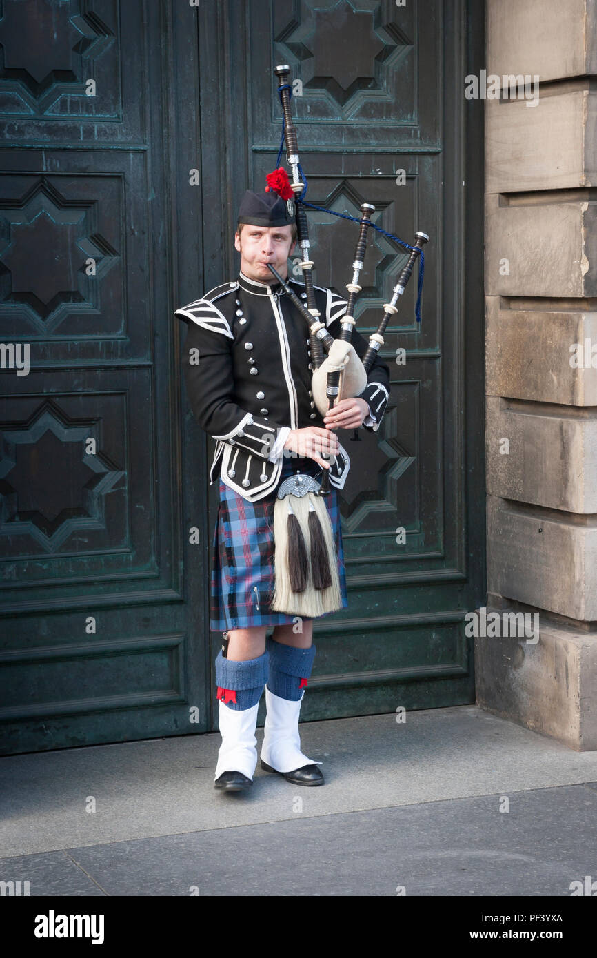 Scotsman plaing bagpipes in Edinburgh Stock Photo