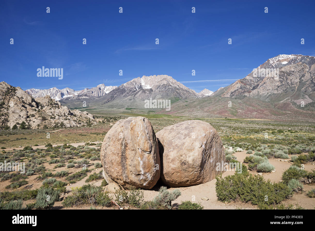 Buttermilk boulders with mount tom hires stock photography and images