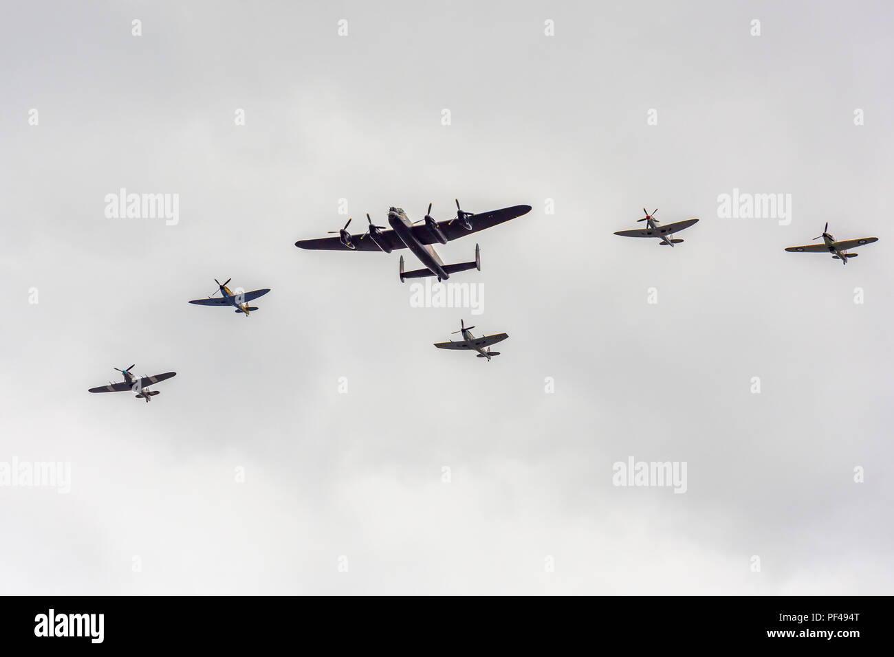 Spitfire over london hi-res stock photography and images - Alamy