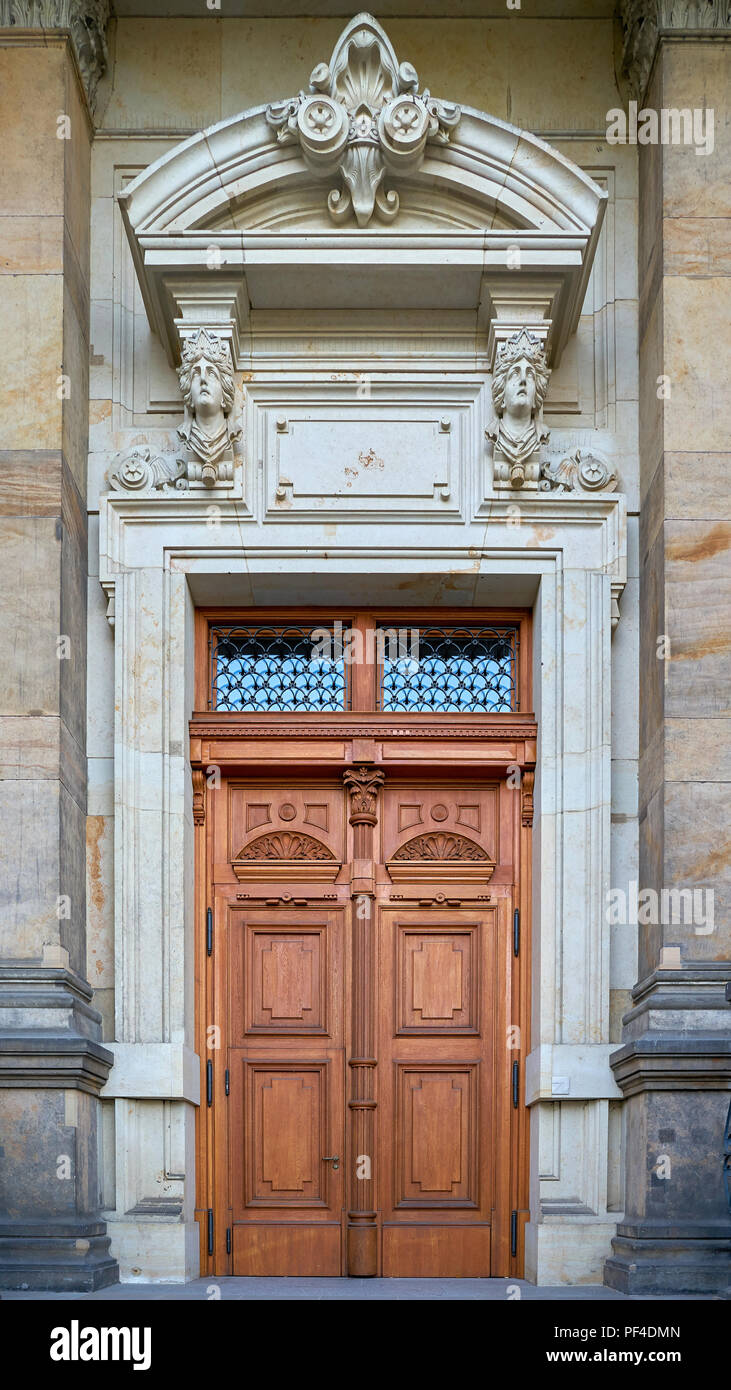 Asymmetric old door. Győr, Old Town, en.wikipedia.org/wiki/…