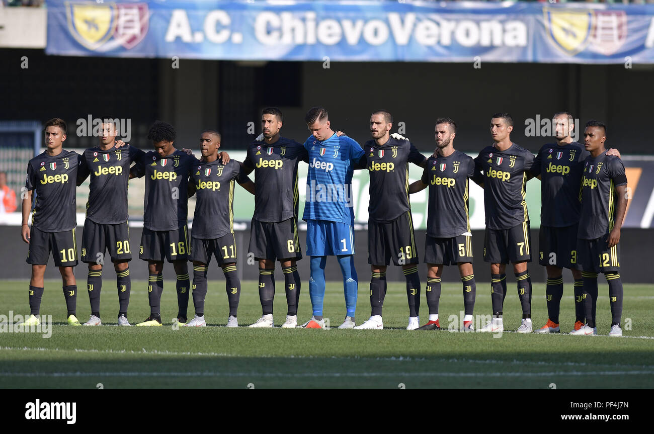Verona, Italy. 18 August 2018.  Juventus' players silence in one minute for the persons died in Genoa bridge collapse before the Serie A soccer match between Juventus and Chievo in Verona, Italy, Aug. 18, 2018. Juventus won 3-2. (Xinhua/Alberto Lingria) Credit: Alberto Lingria/Xinhua/Alamy Live News Stock Photo