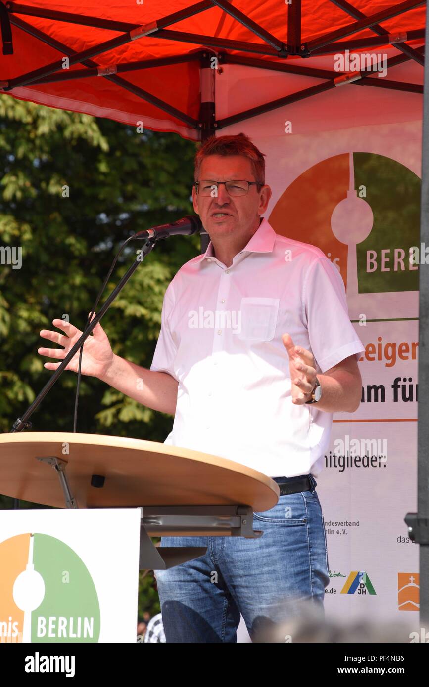 Berlin, Germany. 18th Aug, 2018. Counter-protests take place in Berlin ...