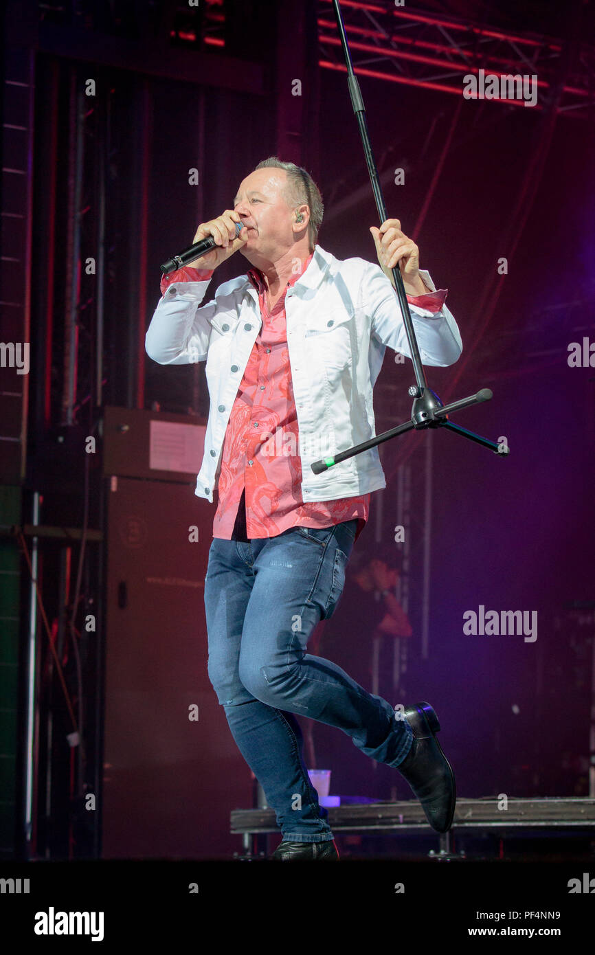 Singer jim kerr hi-res stock photography and images - Alamy