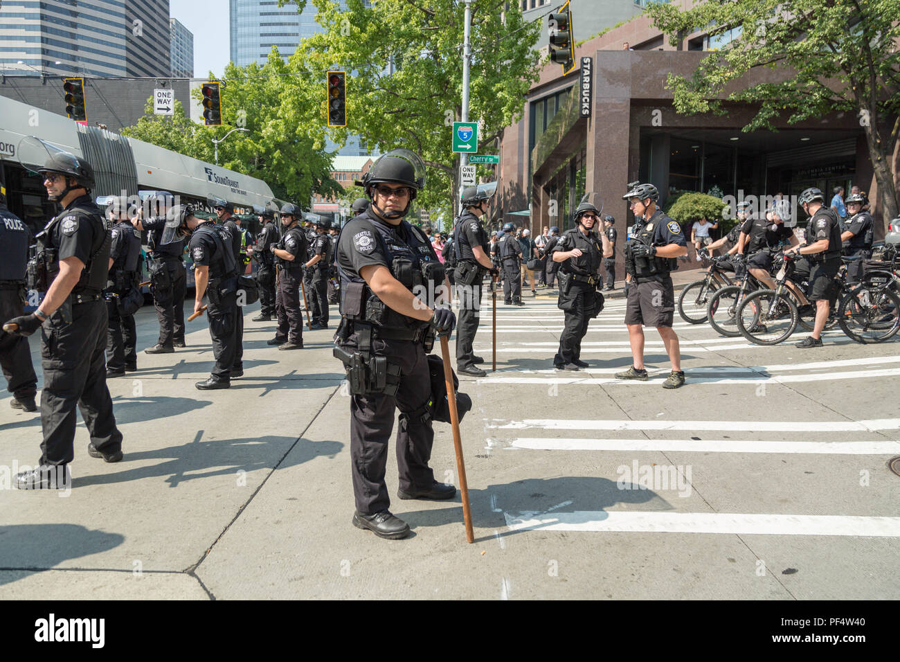 Seattle, WA, USA.  18th August, 2018.  Police officers secure the street  where right and left wing protesters are facing off at the outside Seattle City Hall.  Credit: Maria S./Alamy Live News. Stock Photo