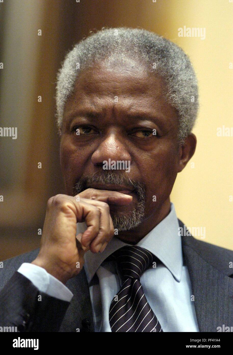 Tuebingen, Germany. 12th Dec, 2003. (dpa) - UN Secretary-General Kofi Annan pictured at the Eberhard-Karls-University in Tuebingen, Germany, 12 December 2003. Peace Nobel Price laureate Annan called for more tolerance, solidarity and compassion speaking to hundreds of invited guests at the university. | usage worldwide Credit: dpa/Alamy Live News Stock Photo