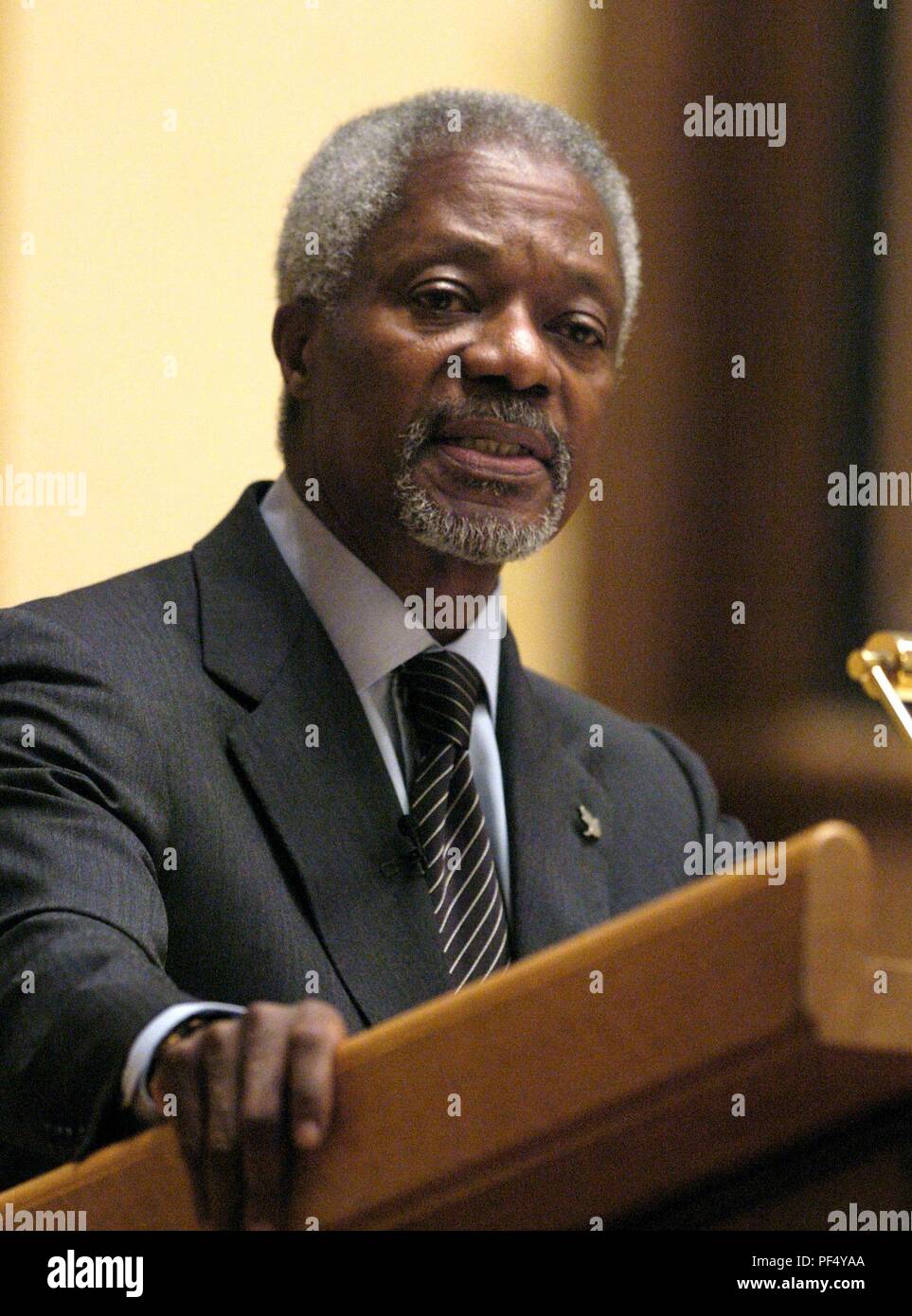 Tuebingen, Germany. 12th Dec, 2003. (dpa) - UN Secretary-General Kofi Annan delivers a speech at the Eberhard-Karls-University in Tuebingen, Germany, 12 December 2003. Peace Nobel Price laureate Annan called for more tolerance, solidarity and compassion speaking to hundreds of invited guests at the university. | usage worldwide Credit: dpa/Alamy Live News Stock Photo
