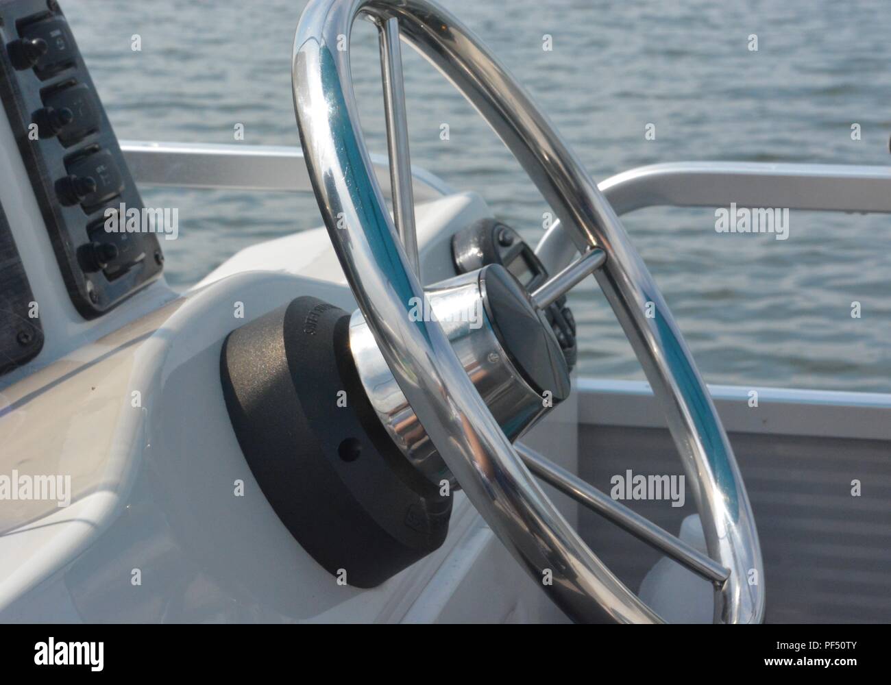 Throttle boat hires stock photography and images Alamy