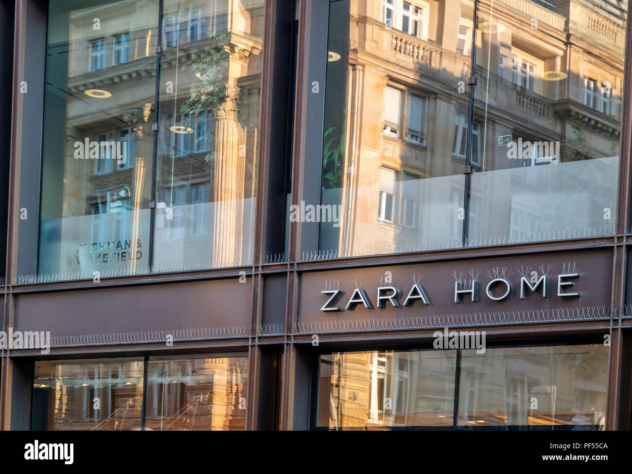 Zara home shop business hi-res stock photography and images - Alamy