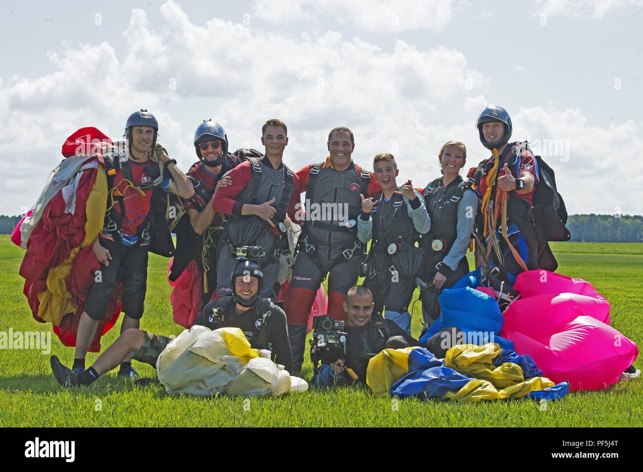 U.S. Air Force Team Shaw Airmen pose with their tandem skydiving instructors in Chester, S.C., Aug. 11, 2018. Shaw Airmen took a “leap of faith” to symbolize stepping out of their comfort zone and being resilient despite any outcome. (U.S. Air Force photo by Airman 1st Class BrieAnna Stillman) Stock Photo