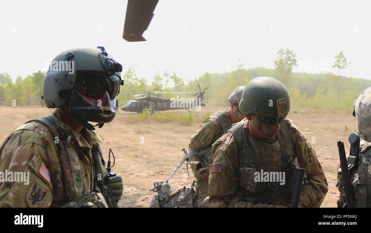 CAMP GRAYLING, Mich. – Soldiers with Company A, 8th Battalion, 229th Aviation Regiment, U.S. Army Reserve, Fort Knox, Ky., pick up Soldiers from 3rd Battalion, 126th Infantry Regiment, Michigan Army National Guard, during Northern Strike at Camp Grayling, Mich., on Aug. 15, 2018.  (U.S. Army National Guard photo by Spc. Tyler Morford) Stock Photo