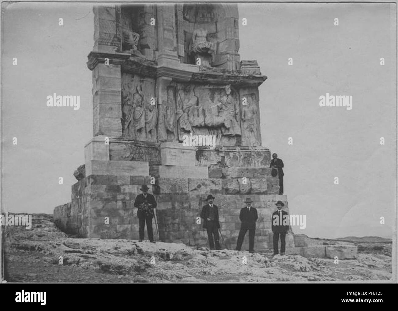Athènes pendant le blocus (mars - juin 1917) Le monument de Philopappos servant de lieu de pèlerinage aux touristes. Stock Photo
