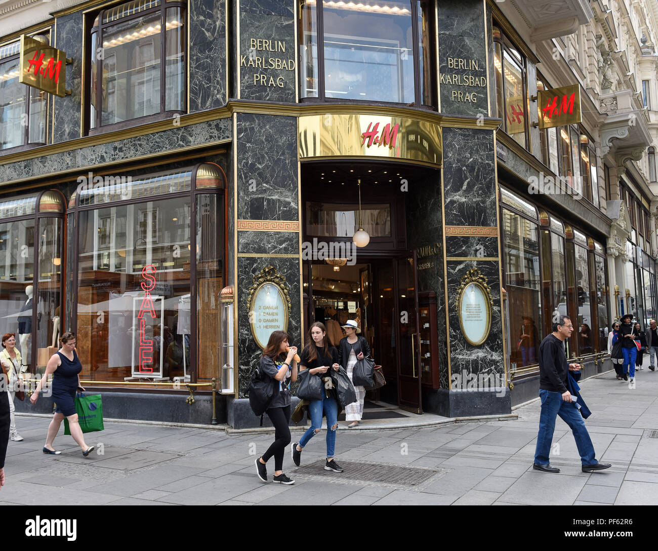 H&M fashion shop store in Vienna, Austria Stock Photo - Alamy