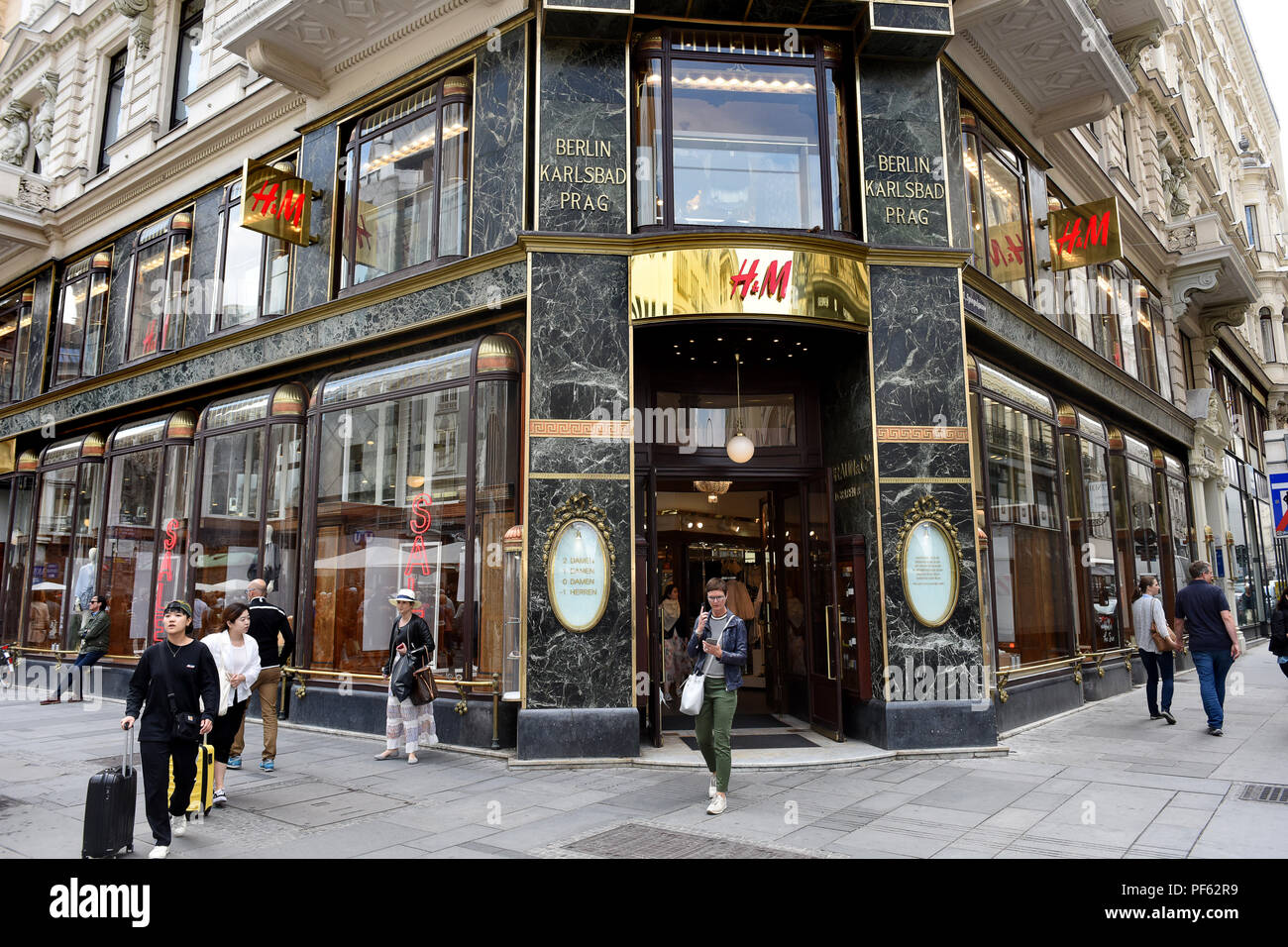 H&M fashion shop store in Vienna, Austria Stock Photo - Alamy