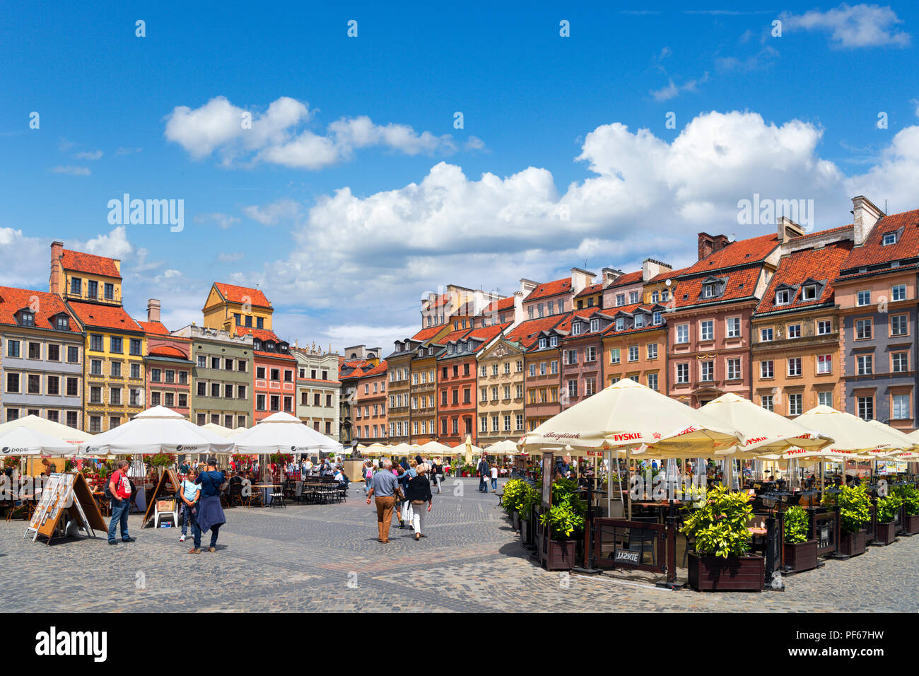 Warsaw Old Town (Stare Miasto). Cafes and restaurants in Old Town Square (Rynek Starego Miasta), Warsaw, Poland Stock Photo