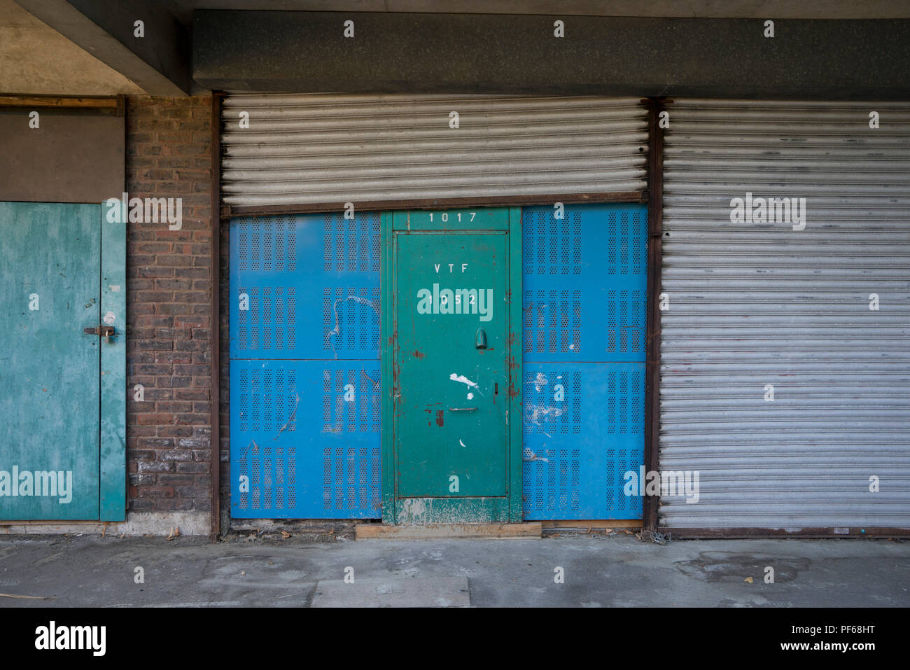 Derelict housing blocks hi-res stock photography and images - Alamy