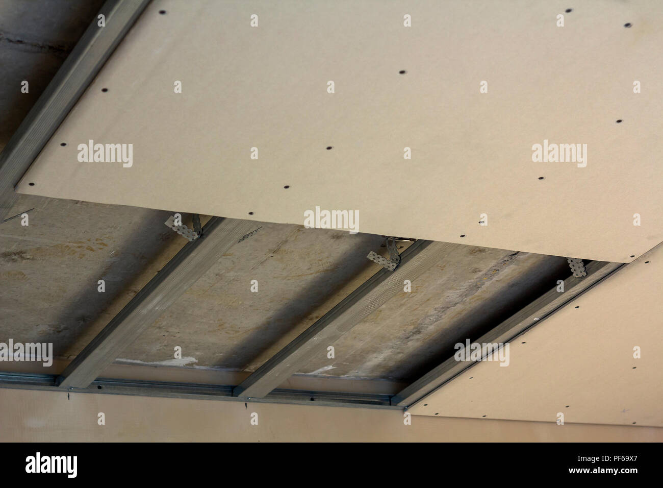 Close Up Detail Of Room Under Construction Suspended Ceiling From Drywall Fixed To Metal Frame With Screws Renovation Insulation Comfort Professi Stock Photo Alamy