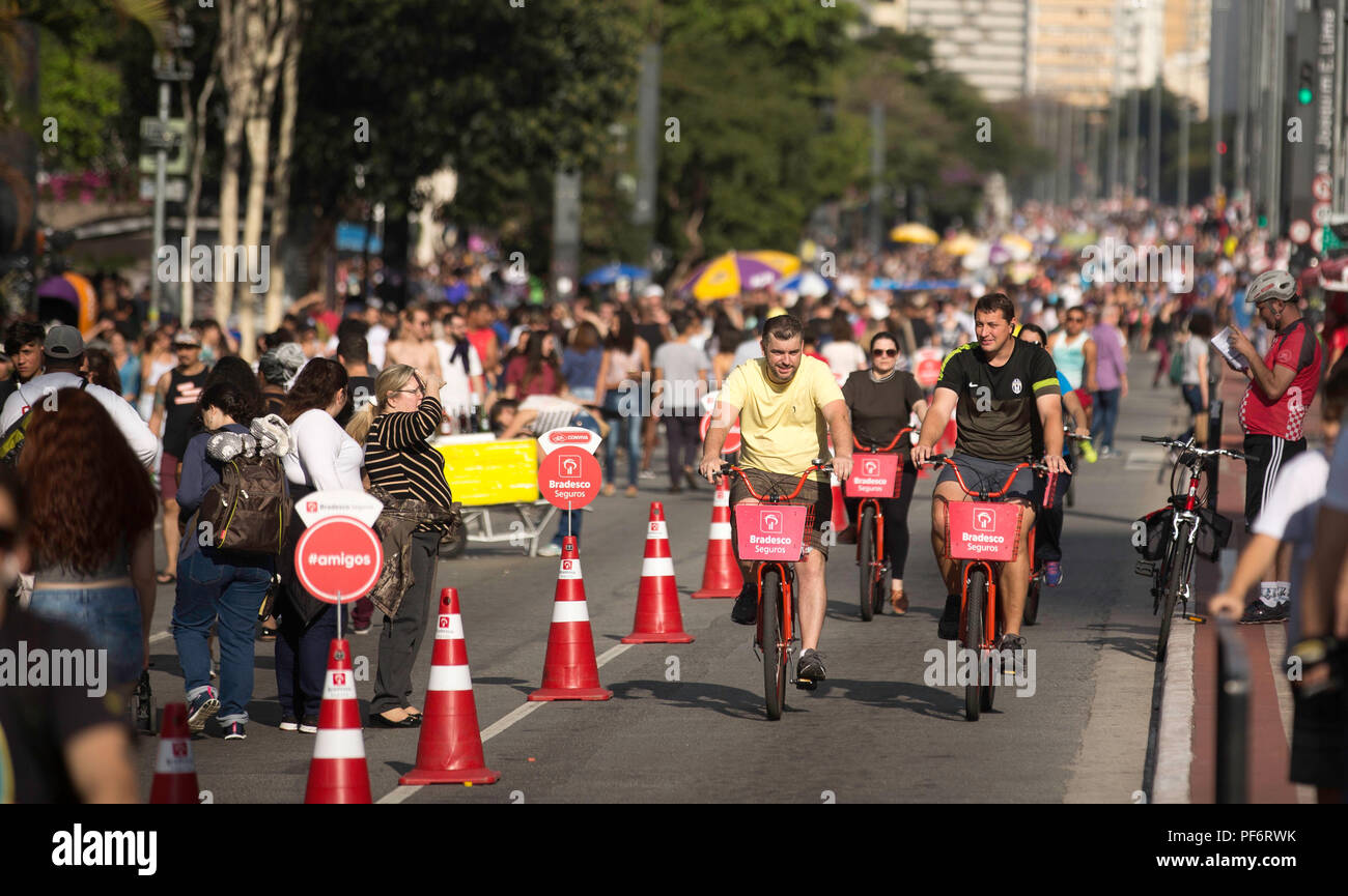 SÃO PAULO, SP - 19.08.2018: PARTIDOS FAZEM CAMPANHAS EM SP - Movement of people on Avenida Paulista this afternoon (19). Several political parties took advantage and took to the streets in campaign. (Photo: Bruno Rocha/Fotoarena) Stock Photo