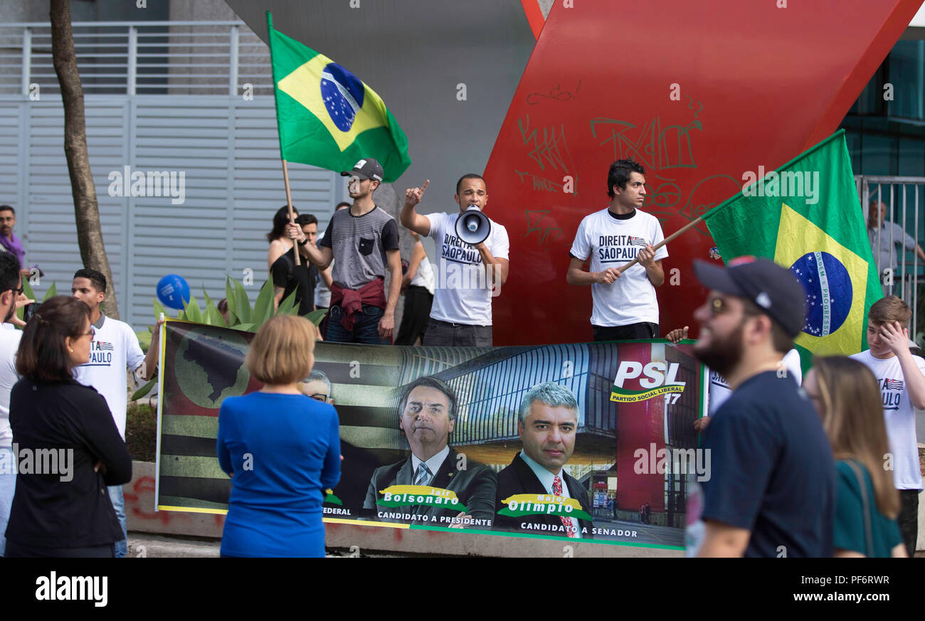 SÃO PAULO, SP - 19.08.2018: PARTIDOS FAZEM CAMPANHAS EM SP - Group campaigns on Avenida Paulista this afternoon (19). Parties enjoyed the great movement of people and took to the streets in campaign. (Photo: Bruno Rocha/Fotoarena) Stock Photo
