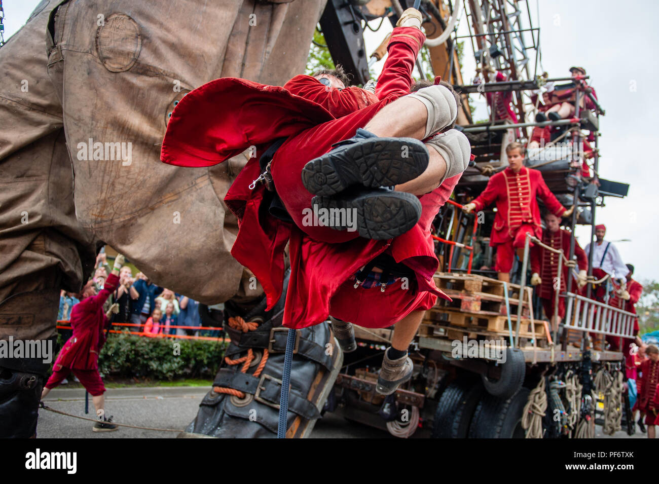 Leeuwarden, The Netherlands, 19th August, 2018. The world-famous production of Royal de Luxe makes its Dutch premiere in the European Capital of Culture. Over the course of three days, these towering giants walk the streets of Leeuwarden and provide an unforgettable experience with their 'Big Skate in the Ice' show. Royal de Luxe is an extraordinary street theatre company. The company flies around the world with their impressive Giants, puppets several meters high and taller than the buildings around them. Credit: Ricardo Hernandez/Alamy Live News Stock Photo
