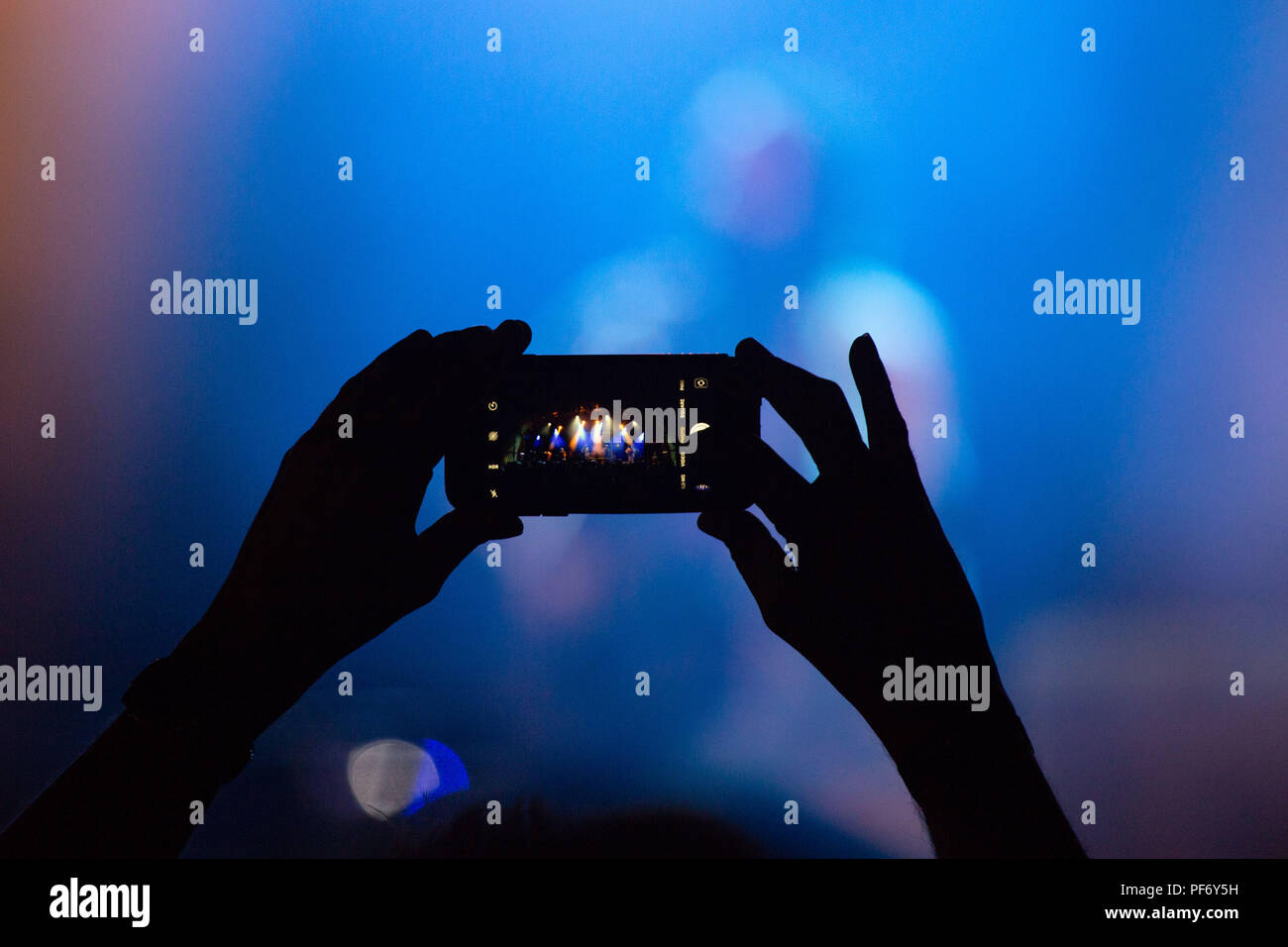 Filming phone alamy hi-res stock photography and images - Alamy